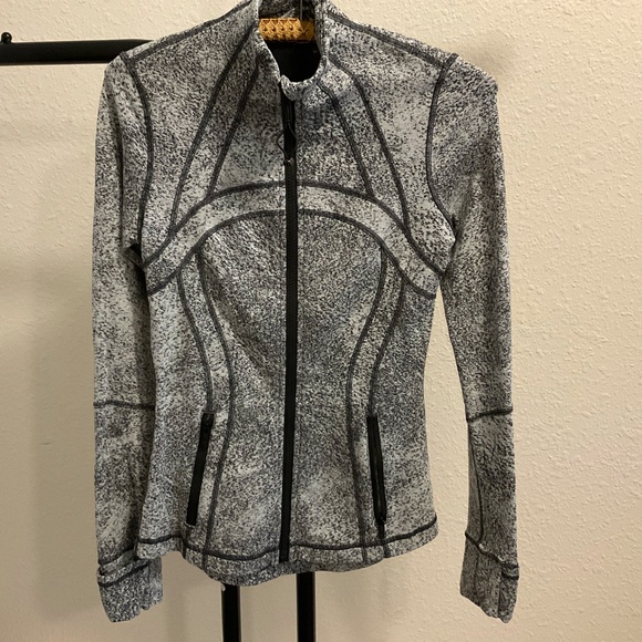 Like New, Lululemon Define Jacket Luon Spray Jacquard White Black, SZ 4 - Picture 6 of 12